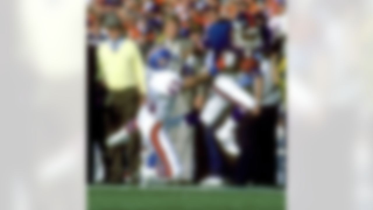 New York Giants wide receiver Stacy Robinson (81) runs with the football and is pushed out of bounds by Broncos cornerback Steve Wilson (45) during the Giants 39-20 victory over the Denver Broncos in Super Bowl XXI on January 25, 1987 at the Rose Bowl in Pasadena, California. (AP Photo/Al Messerschmidt)