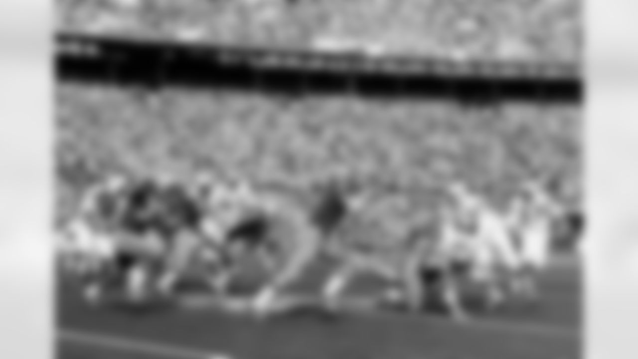 Dallas Cowboys running back Duane Thomas (33) follows guard Blaine Nye (61) during Super Bowl V, a 16-13 loss to the Baltimore Colts on January 17, 1971, at the Orange Bowl in Miami, Florida. (National Football League)