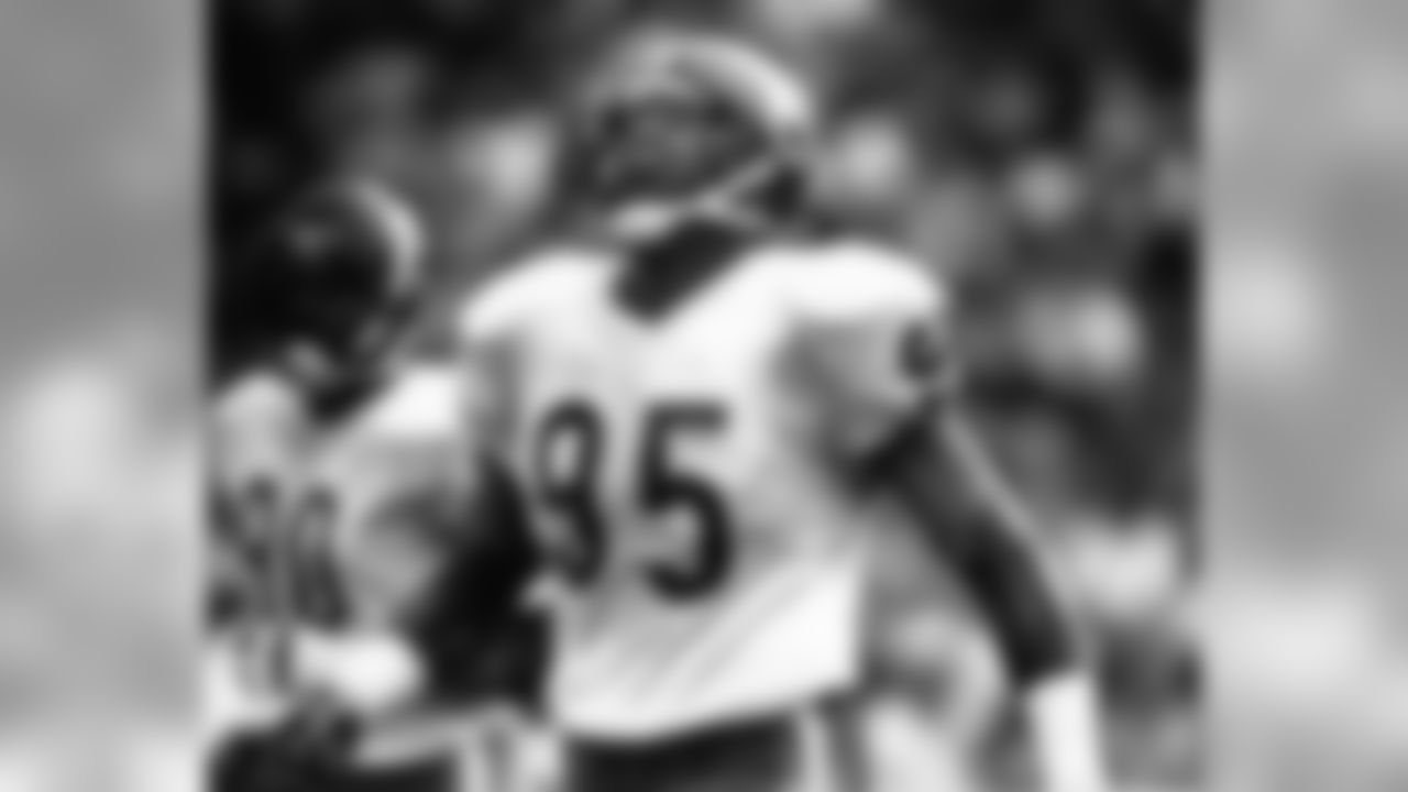 Chicago Bears Hall of Fame defensive end Richard Dent (95) yells after recording one of his three sacks during an NFL game against the Los Angeles Raiders, Dec. 27, 1987. The Bears defeated the Raiders 6-3 at the Los Angeles Coliseum. (National Football League)