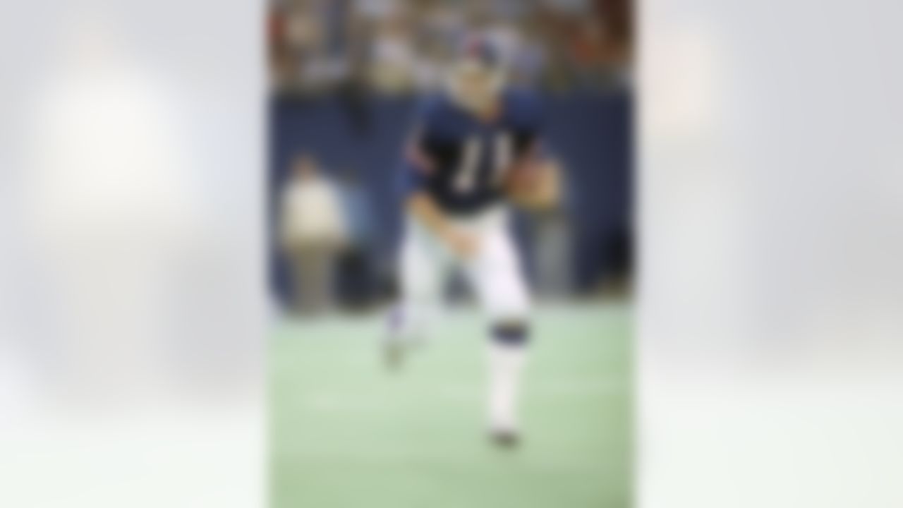 New York Giants quarterback Phil Simms (11) runs with the ball during the NFL football game between the Philadelphia Eagles and the New York Giants on September 8, 1985 in East Rutherford, New Jersey. The Giants won the game 21-0. (AP Photo/Paul Spinelli)