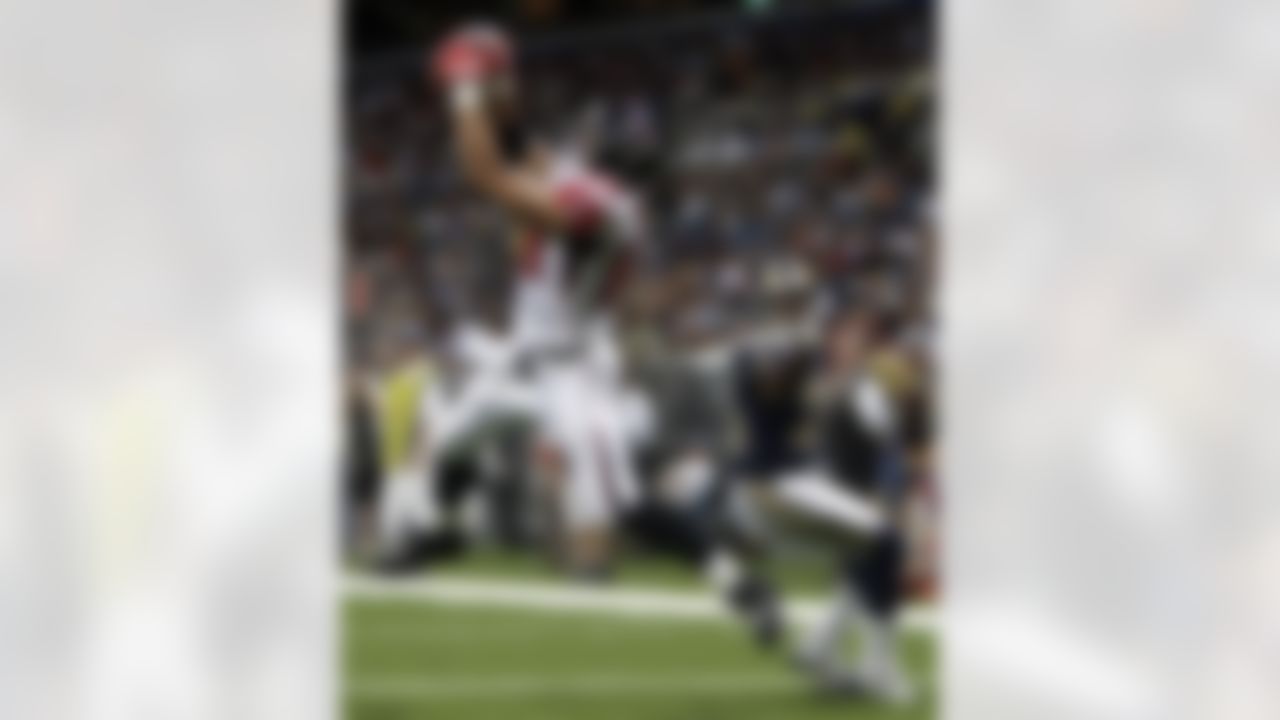 Atlanta Falcons tight end Tony Gonzalez, left, catches a 14-yard touchdown pass as St. Louis Rams cornerback Tye Hill looks on during the first quarter of a preseason NFL football game Friday, Aug. 21, 2009, in St. Louis. (AP Photo/Jeff Roberson)