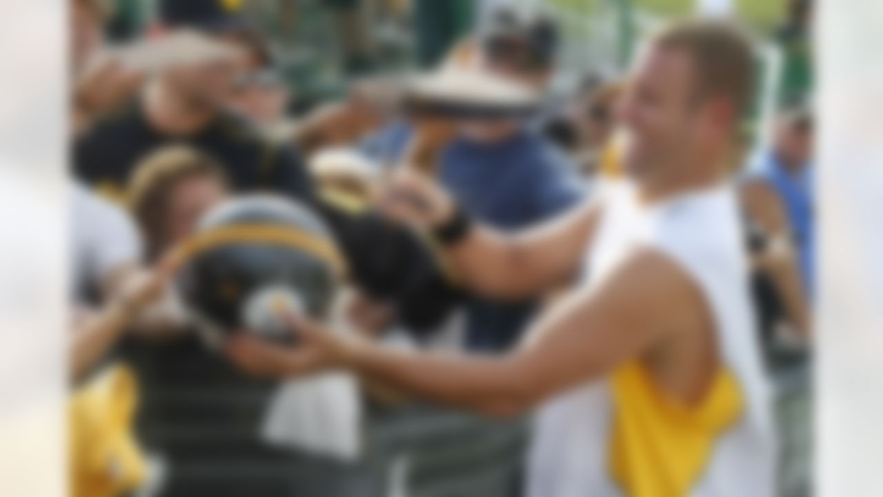 Pittsburgh Steelers quarterback Ben Roethlisberger, right, signs autographs for fans after practice at NFL football training camp in Latrobe, Pa., Friday, July 27, 2012. (AP Photo/Keith Srakocic)