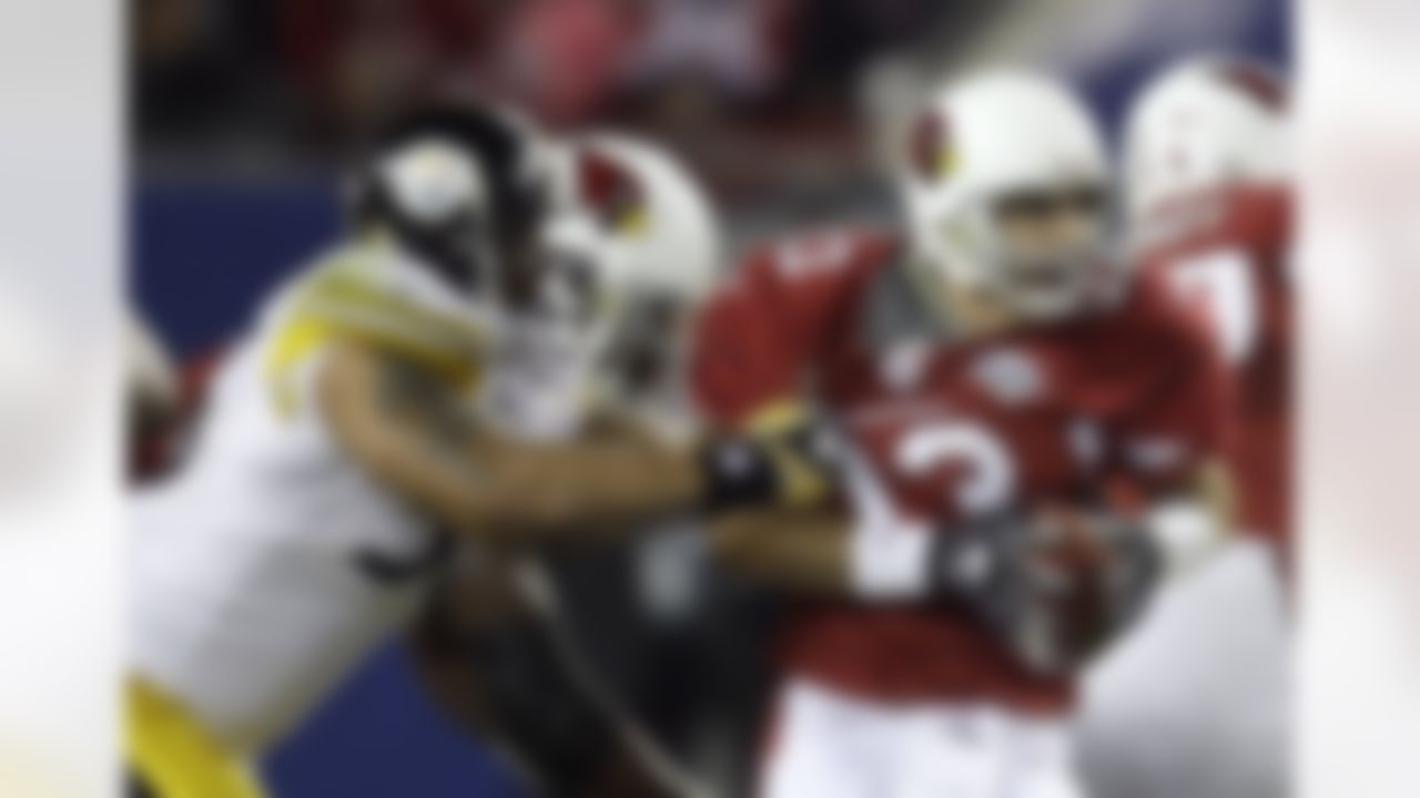 Arizona Cardinals quarterback Kurt Warner runs from Pittsburgh Steelers linebacker LaMarr Woodley, left, during the second quarter of the NFL Super Bowl XLIII football game, Sunday, Feb. 1, 2009, in Tampa, Fla. (AP Photo/Gene J. Puskar)