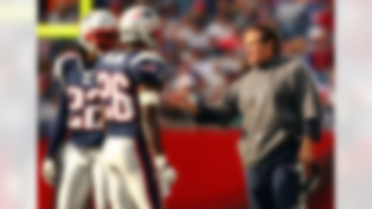 FOXBORO, MA - OCTOBER 07: Head coach Bill Belichick of the New England Patriots talks with Asante Samuel #22 and Eugene Wilson #26 during a time out against the Cleveland Browns on October 7, 2007 at Gillette Stadium in Foxboro, Massachusetts. The Patriots defeated the Browns 34-17. (Photo by Elsa/Getty Images)