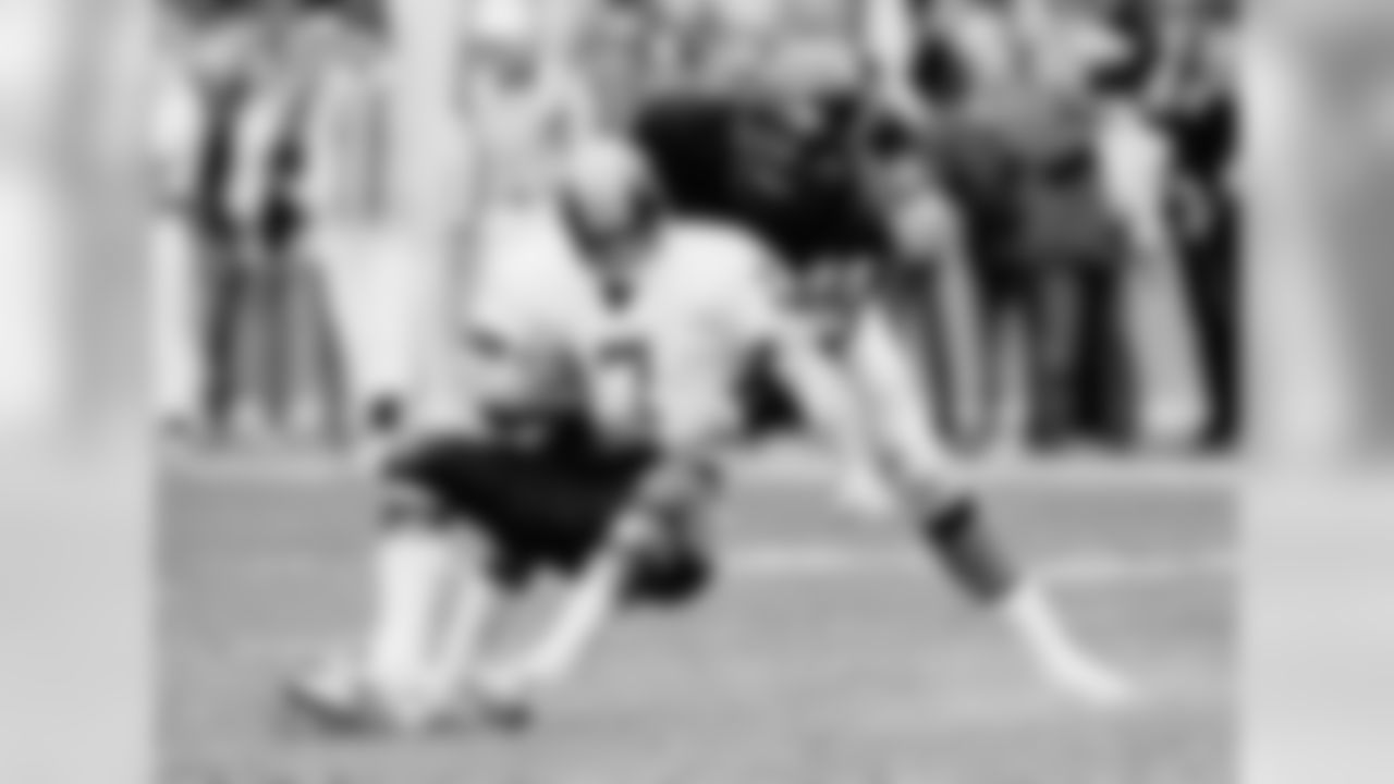 Chicago Bears defensive end Richard Dent (95) sacks Washington Redskins quarterback Joe Theismann (7) on a third down play in the second quarter game, Sunday, Dec. 31, 1984 in Washington, forcing a punt. The Bears defense, which set a National Football League record for sacks with 72 during the regular season, dropped Theismann seven times. (AP Photo/Scott Stewart)