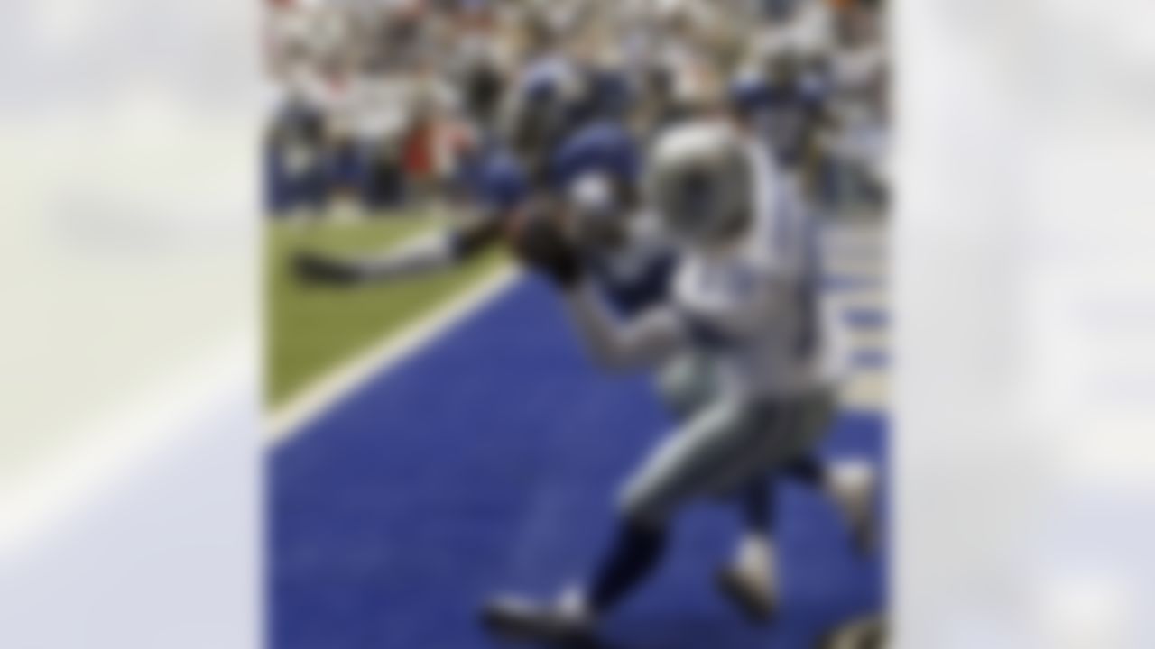 Dallas Cowboys wide receiver Keyshawn Johnson pulls in a touchdown pass in the 2nd quarter as New York Giants corner back Frank Walker (41) defends in Irving, Texas, Sunday, Oct. 10, 2004.