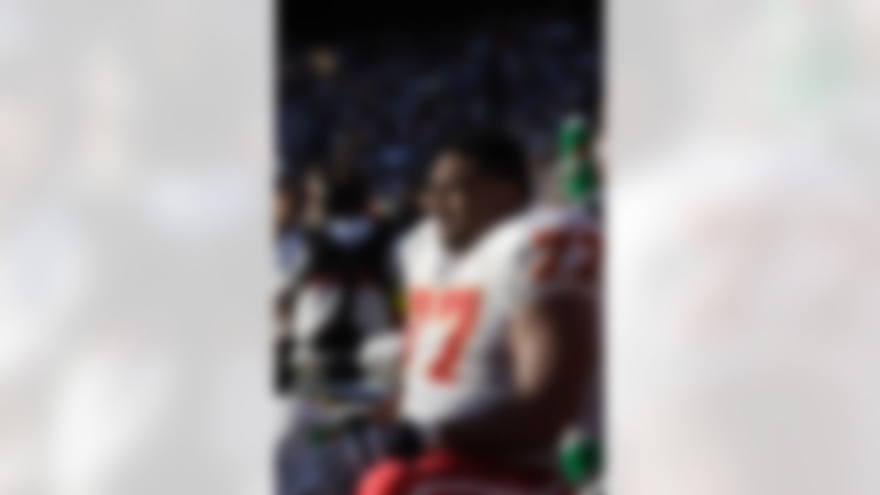 Tackle Willie Roaf of the Kansas City Chiefs on the sidelines during a 2005 game against the San Diego Chargers at Qualcomm Stadium in San Diego. (AP Photo/David Drapkin)