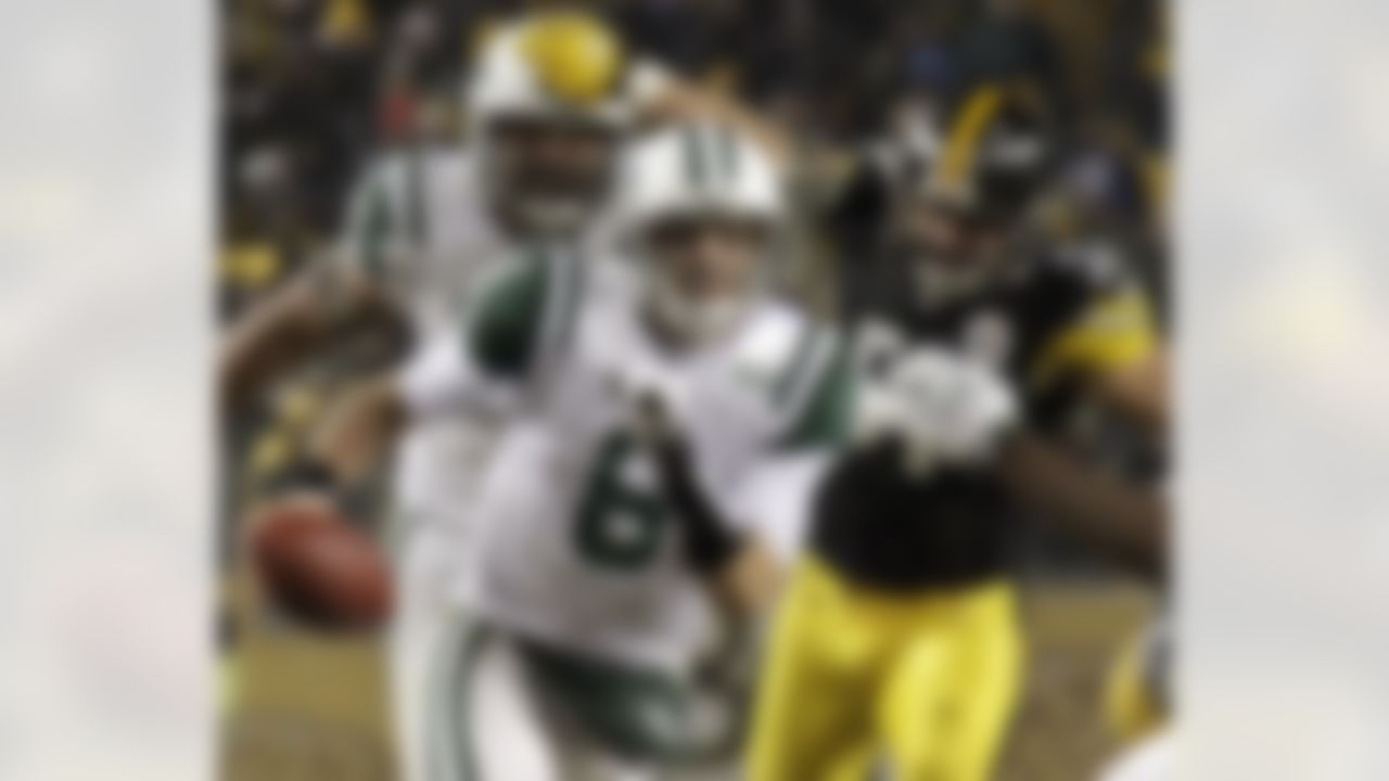 New York Jets quarterback Mark Sanchez (6) scambles up the middle past Pittsburgh Steelers linebacker James Farrior (51) for 6 yards during the fourth quarter of an NFL football game in Pittsburgh, Sunday, Dec. 19, 2010. The Jets won 22-17. (AP Photo/Gene J. Puskar)