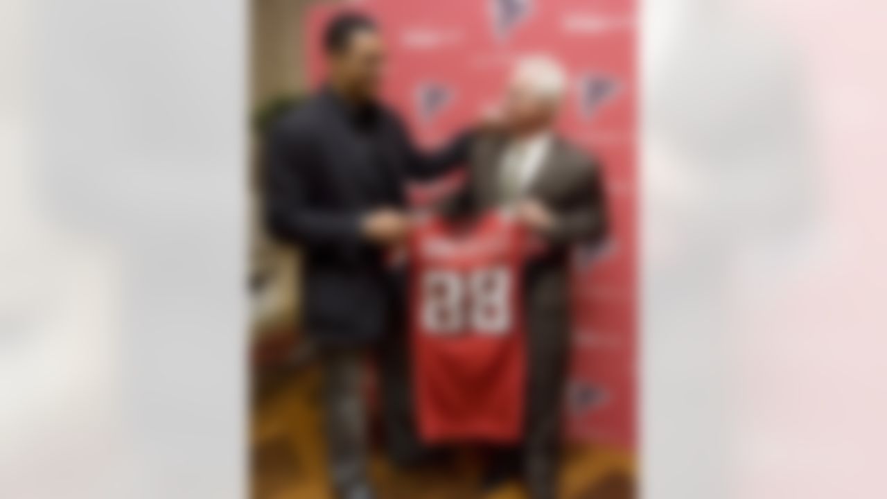 Tony Gonzalez, left, and Atlanta Falcons head coach Mike Smith hold Gonzalez's new jersey during a news conference in which the Falcons announced the acquisition of Gonzalez in a trade with the Kansas City Chiefs, Friday, April 24, 2009, in Atlanta. In exchange for the record-breaking NFL tight end the Falcons gave the Chiefs their second-round selection in the 2010 NFL football draft. (AP Photo/John Amis)