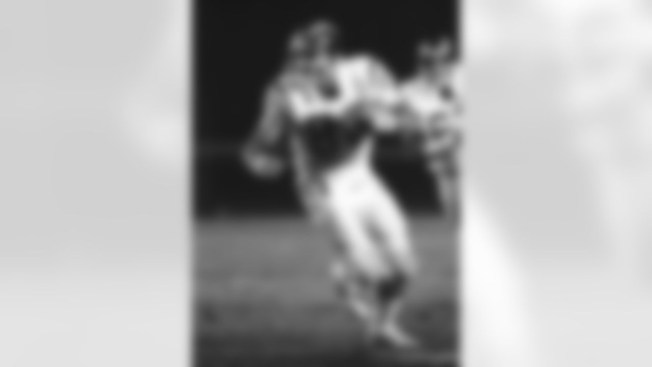 San Diego Chargers Hall of Fame tight end Kellen Winslow (80) runs up field with a pass during a game against the Los Angeles Raiders in Los Angeles, Nov. 22, 1982. The Raiders defeated the Chargers 28-24. (National Football League)