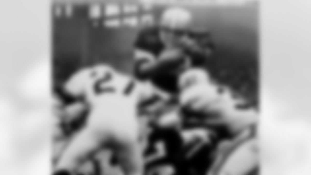 Jim Brown sails over the line for a fourth quarter touchdown in a game against the Steelers in Cleveland, Oct. 2, 1960. (Associated Press)