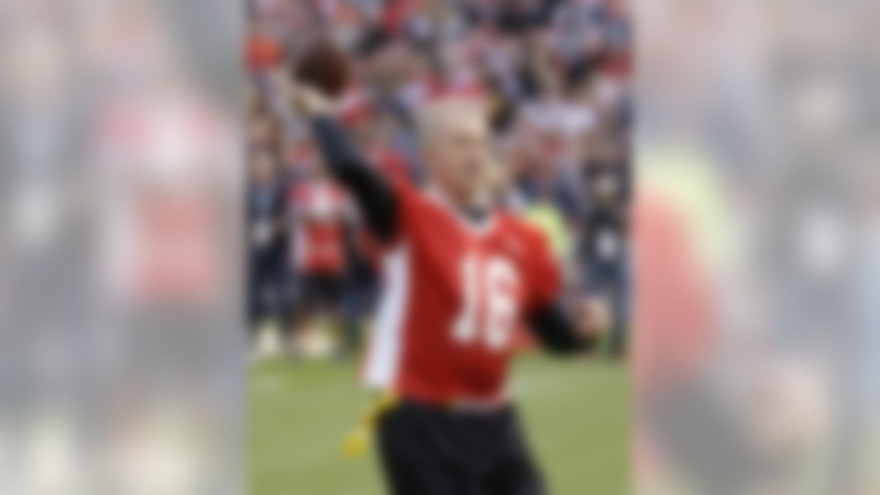 San Francisco 49ers Hall of Fame quarterback throws a pass to running back Bill Ring for a touchdown during the "Legends of Candlestick" flag football game Saturday, July 12, 2014, in San Francisco. (AP Photo/Eric Risberg)