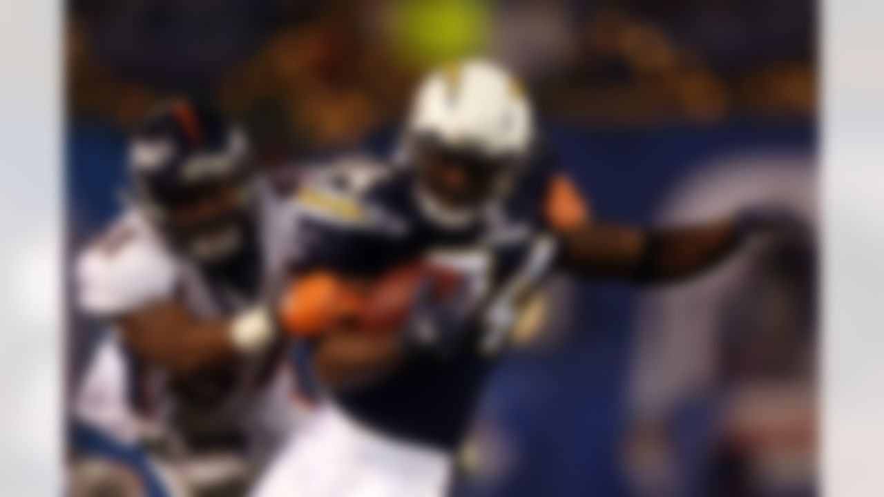 SAN DIEGO - DECEMBER 24: Wide receiver Craig Davis #84 of the San Diego Chargers pulls in a reception against Jamie Winborn #51 of the Denver Broncos during the second half of their NFL game at Qualcomm Stadium December 24, 2007 in San Diego, California. (Photo by Donald Miralle/Getty Images)