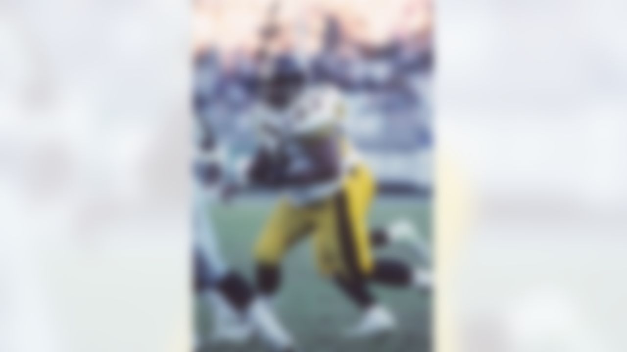 Pittsburgh Steelers center Dermontti Dawson blocks against the Los Angeles Raiders on Nov. 27, 1994 in Los Angeles. The Steelers won the game, 21-3. (AP Photo/Paul Jasienski)