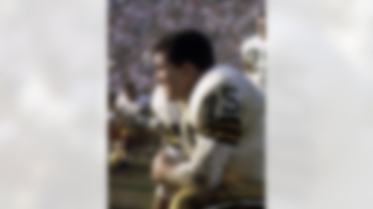 Green Bay Packers Hall of Fame offense tackle Forrest Gregg watches from the sideline during 27-23 win over the Los Angeles Rams on December 18, 1966. (National Football League)