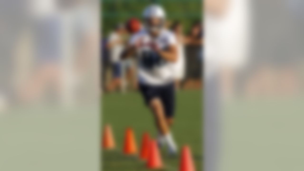Tennessee Titans receiver Chase Deadder catches a pass during NFL football camp at Titans' headquarters Sunday, July 29, 2012 Nashville, Tenn. (AP Photo/Wade Payne)