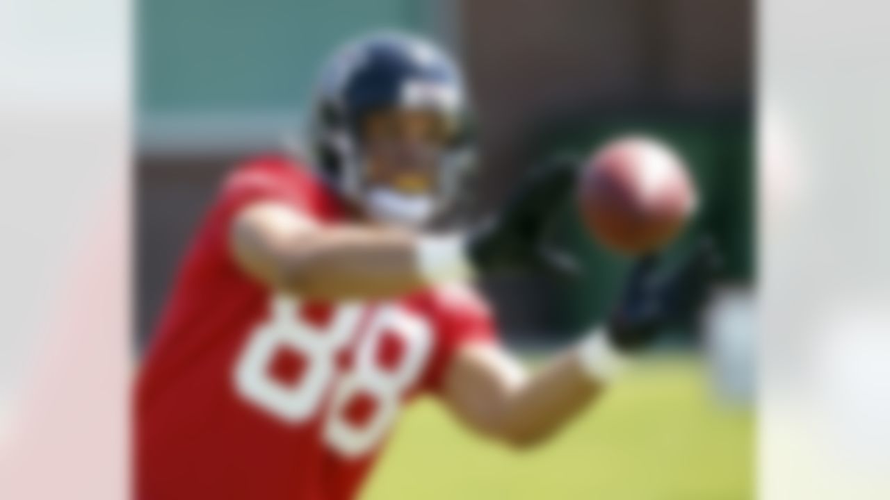 Atlanta Falcons tight end Tony Gonzalez makes a catch during football training camp in Flowery Branch, Ga., Friday, July 27, 2012. AP Photo/John Bazemore)