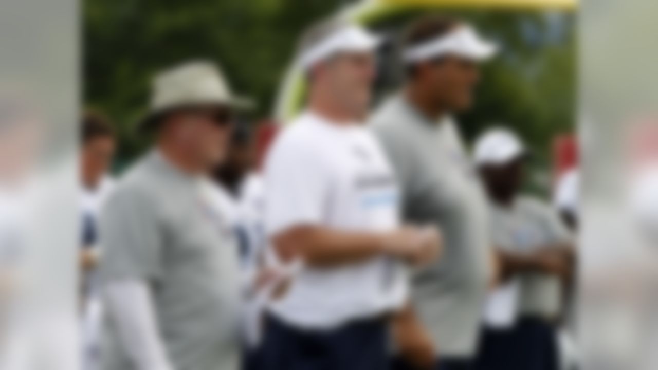 Tennessee Titans head coach Mike Munchak, center, watches action with offensive coordinator Chris Palmer, left, and offensive line coach Bruce Matthews, during NFL football camp at Titans' headquarters Monday, July 30, 2012 Nashville, Tenn. (AP Photo/Wade Payne)