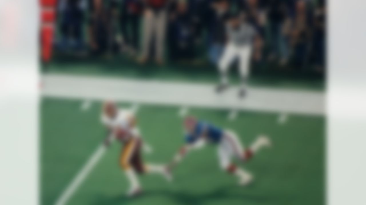 MINNEAPOLIS, MN - JANUARY 26: Wide receiver Art Monk #81 of the Washington Redskins leaves defensive back Kirby Jackson #47 of the Buffalo Bills in Super Bowl XXVI at the Metrodome on January 26, 1992 in Minneapolis, Minnesota. The Redskins defeated the Bills 37-24. (Photo by Gin Ellis/NFL Photos/Getty Images)
