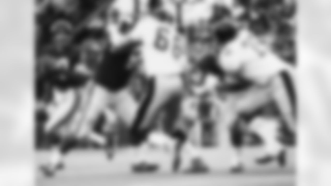 Minnesota Vikings Hall of Fame quarterback Fran Tarkenton goes back to pass in a 16-6 loss to the Pittsburgh Steelers in Super Bowl IX on January 12, 1975 at Tulane Stadium in New Orleans, Louisiana. Super Bowl IX - Pittsburgh Steelers vs Minnesota Vikings - January 12, 1975. (Associated Press/NFL Photos)