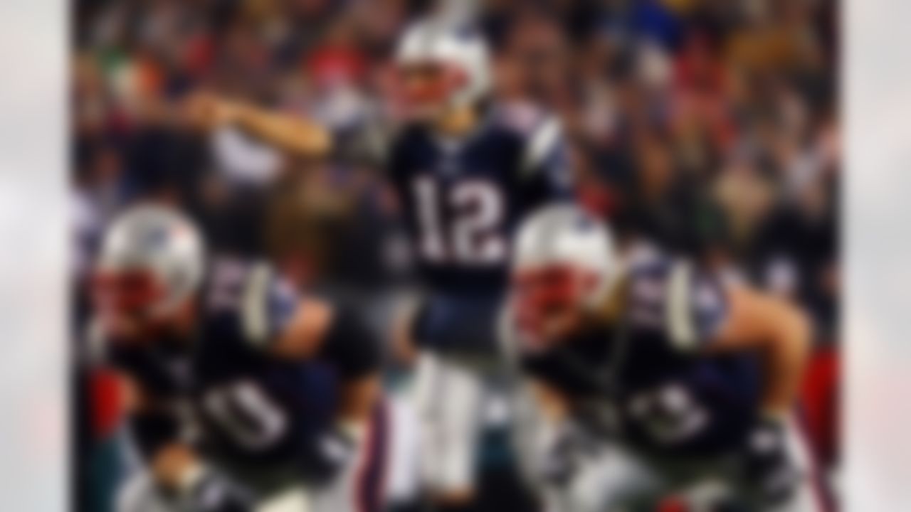 FOXBORO, MA - NOVEMBER 25: Tom Brady #12 of the New England Patriots calls a play at the line against the Philadelphia Eagles at Gillette Stadium on November 25, 2007 in Foxboro, Massachusetts. (Photo by Elsa/Getty Images)