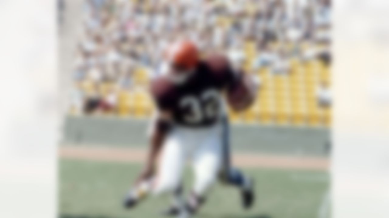 Cleveland Browns Hall of Fame running back Jim Brown (32) runs upfield during preseason action against the Los Angeles Rams in Los Angeles, Aug. 21, 1965. The Browns defeated the Rams 21-19 at the Los Angeles Rams. (National Football League)
