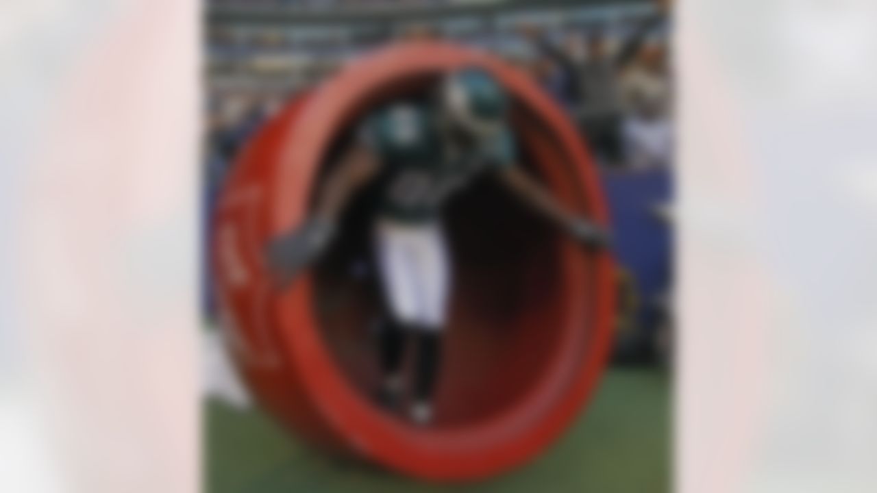 IRVING, TX - DECEMBER 16: Wide receiver Reggie Brown #86 of the Philadelphia Eagles comes out of a Salvation Army container he jumped into when pushed out of bounds during the game against the Dallas Cowboys on December 16, 2007 at Texas Stadium in Irving, Texas. The Eagles won 10-6. (Photo by Drew Hallowell/Getty Images)