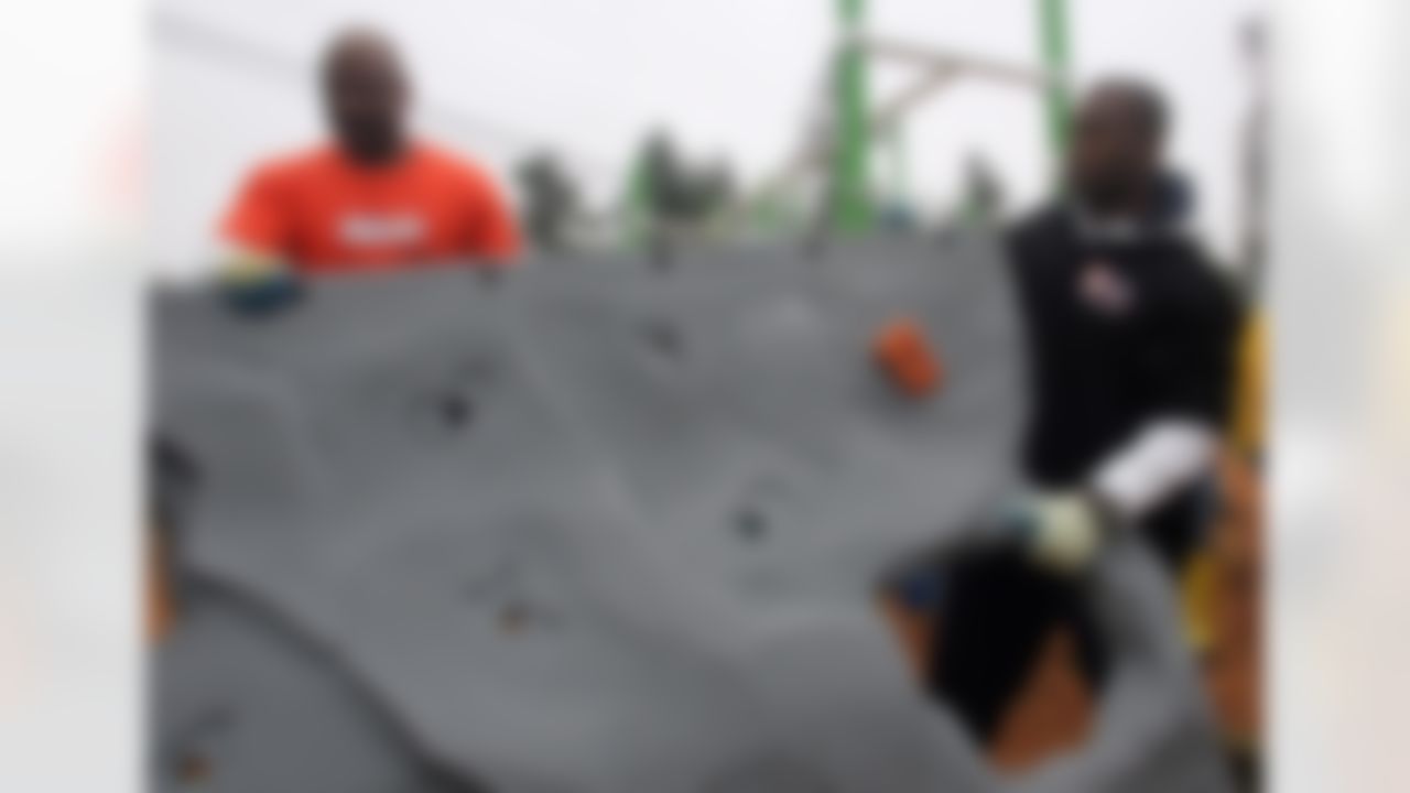 The Home Depot Neighborhood MVP Program honors Bobby Engram of the Seattle Seahawks. (Photo by Ernie Masche/CIA Stock Photography Inc.)