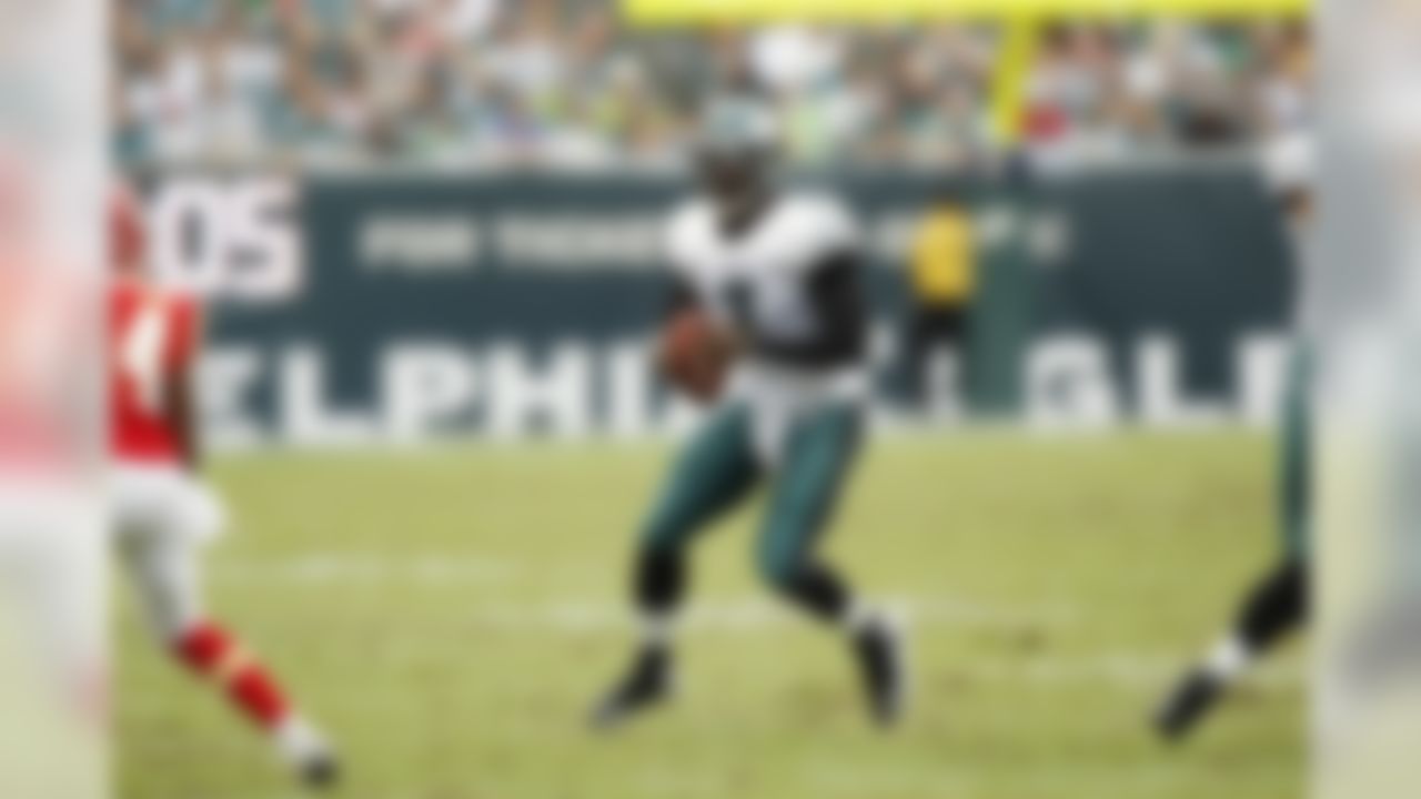 Philadelphia Eagles quarterback Michael Vick scrambles during an NFL football game against the Kansas City Chiefs, Sunday, Sept. 27, 2009, in Philadelphia. (AP Photo/Mel Evans)