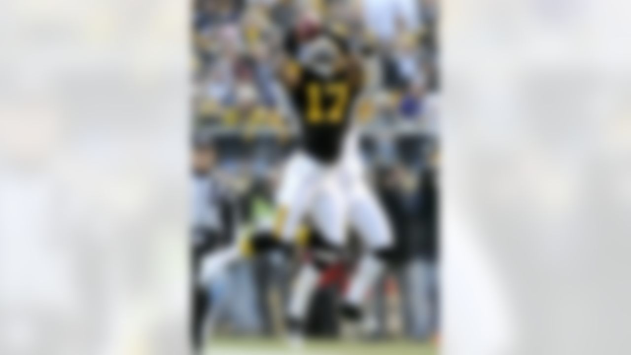 Pittsburgh Steelers wide receiver Mike Wallace (17) makes a catch as Baltimore Ravens cornerback Frank Walker defends during the first quarter of an NFL football game Sunday, Dec. 27, 2009 at Heinz Field in Pittsburgh.(AP Photo/Don Wright)