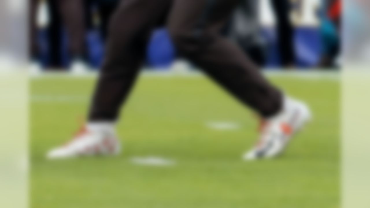 Cleveland Browns quarterback Baker Mayfield warms up before an NFL football game against the Baltimore Ravens, Sunday, Dec. 30, 2018, in Baltimore.