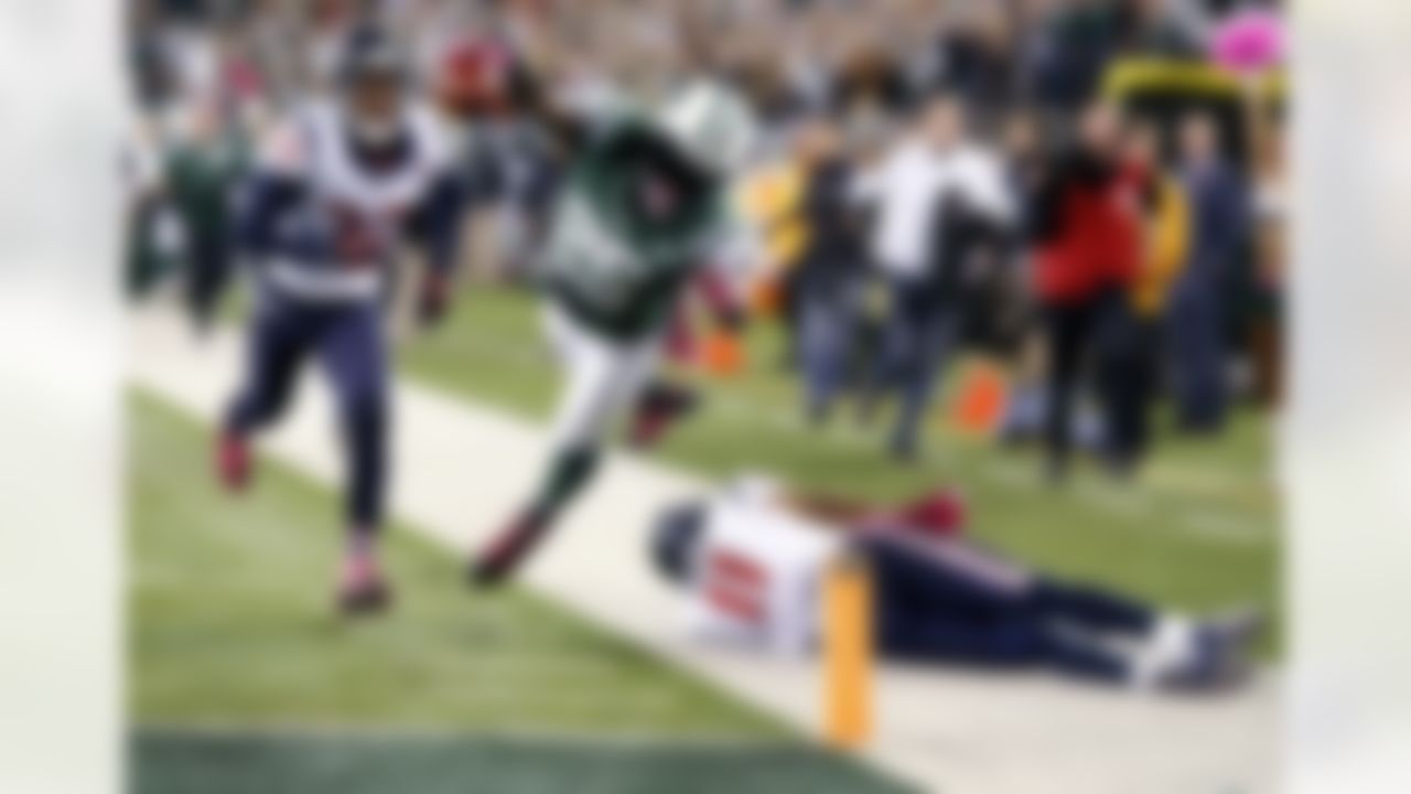 New York Jets running back Joe McKnight (25) dives into the end zone for a touchdown as Houston Texans' DeVier Posey (11) and Troy Nolan (33) trail during the second half of an NFL football game, Monday, Oct. 8, 2012, in East Rutherford, N.J. The Texans won 23-17. (AP Photo/Julio Cortez)