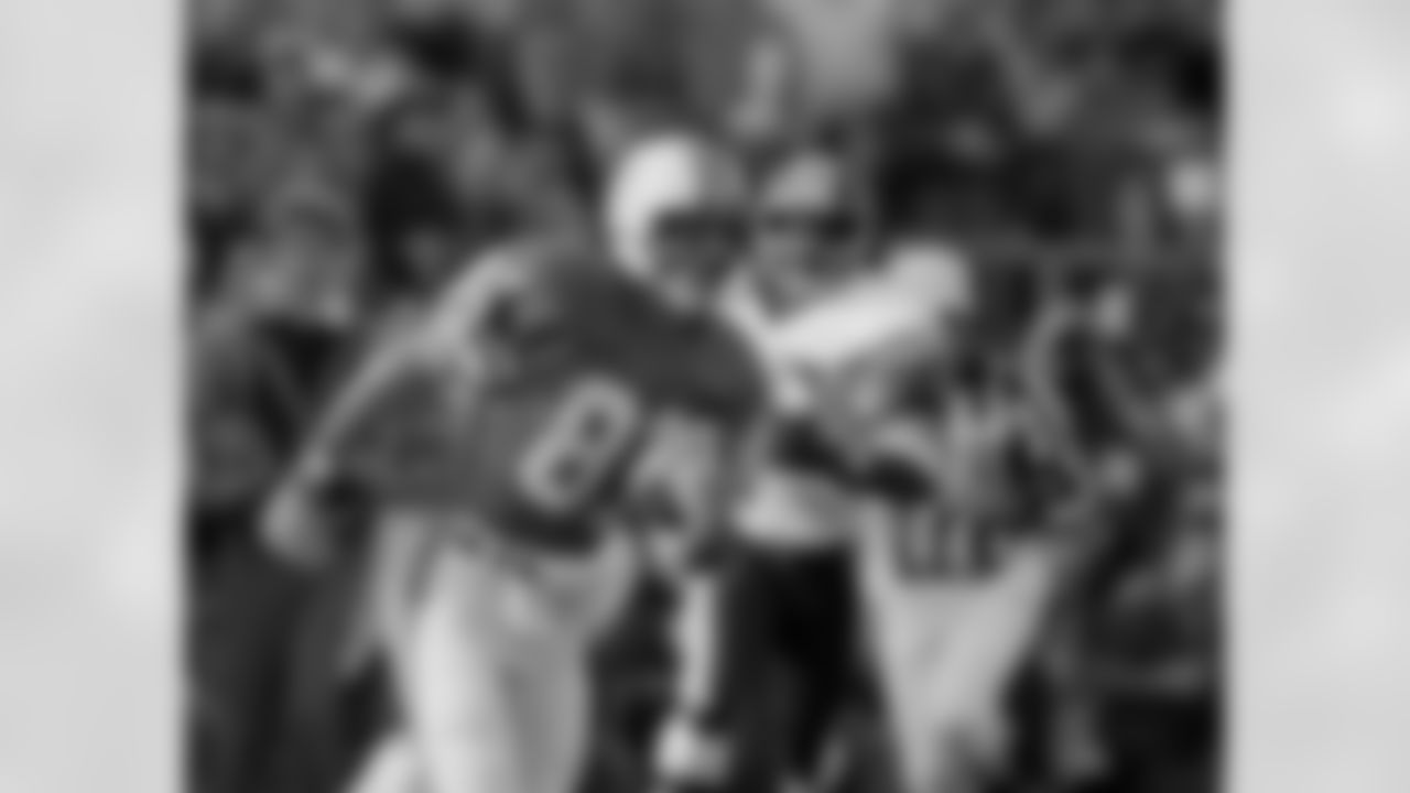 Miami Dolphins wide receiver Jimmy Cefalo (81) looks for running room after hauling in a pass from Dolphins quarterback David Woodley during the Super Bowl XVII in Pasadena, CA, January 30, 1983. (Associated Press)