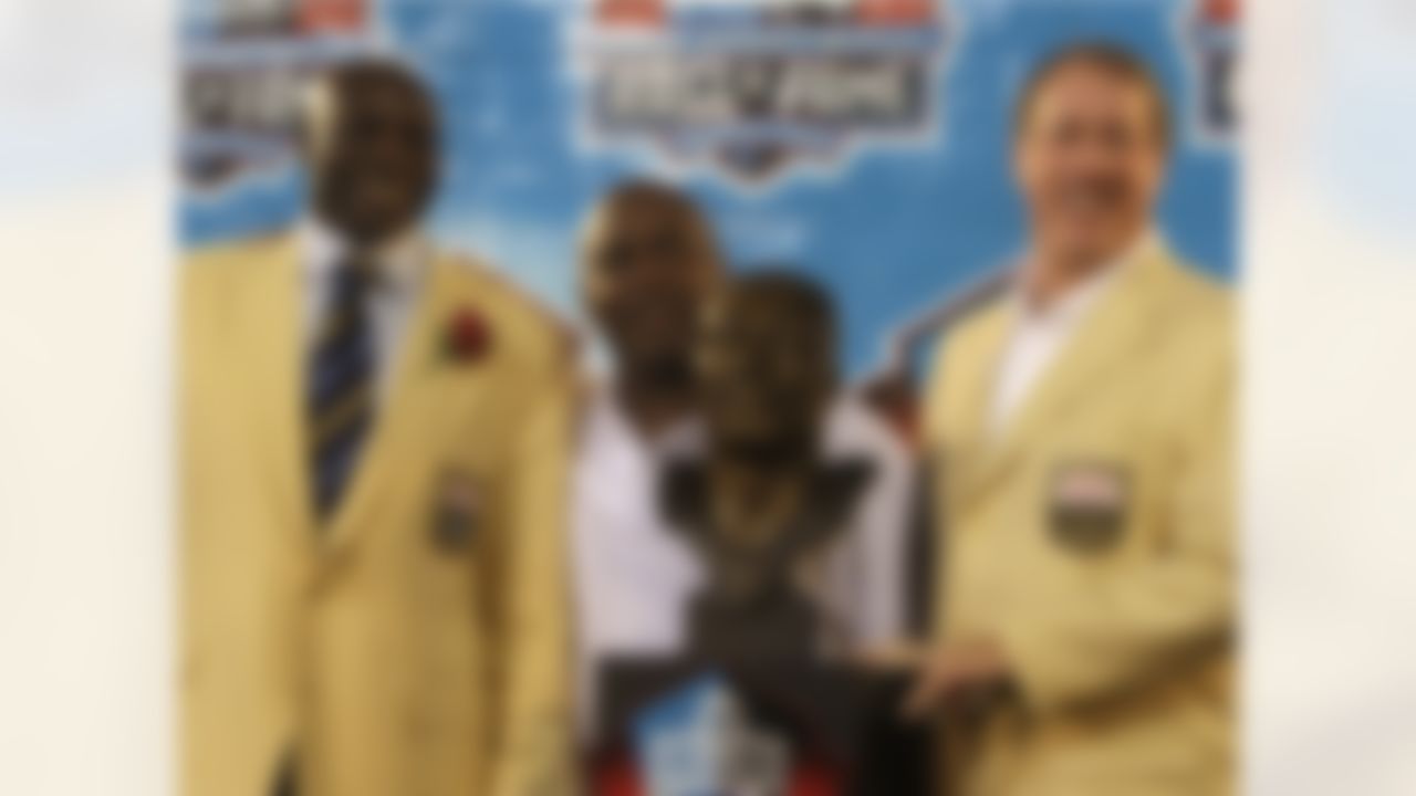 From left to right, Bruce Smith, Thurman Thomas, and Jim Kelly pose during the Pro Football Hall of Fame induction ceremony at the Pro Football Hall of Fame, Saturday, Aug. 8, 2009, in Canton, Ohio. (AP Photo/Tony Dejak)