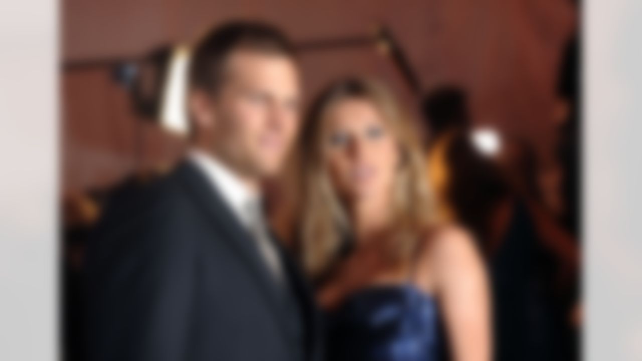 New England Patriots quarterback Tom Brady and his wife, model Gisele Bundchen arrive at the Metropolitan Museum of Art's Costume Institute Gala in New York, on Monday, May 4, 2009. (AP Photo/Peter Kramer)