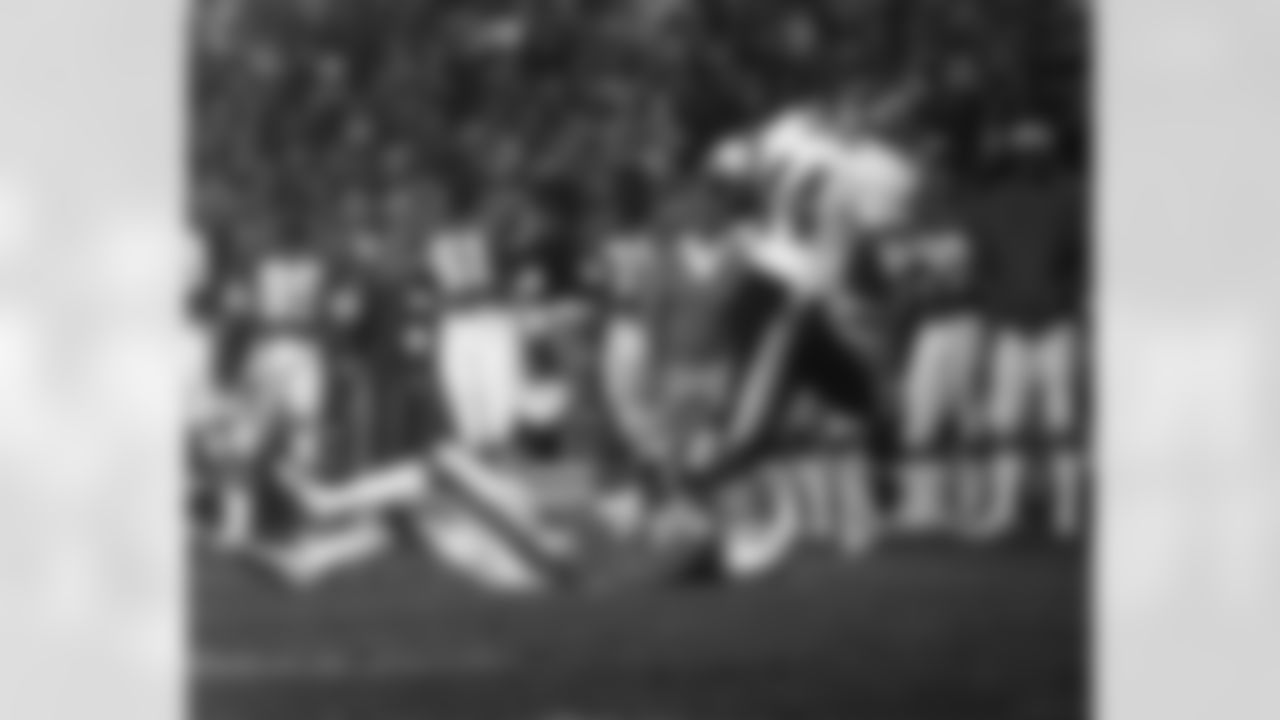Washington Redskins Hall of Fame running back John Riggins (44) breaks a tackle by Miami Dolphins cornerback Don McNeal (28) on a record 43-yard scoring run to give the Redskins a 20-17 lead with 10 minutes left in Super Bowl XVII in Pasadena, CA January 30, 1983. (AP Photo/Vernon Biever)