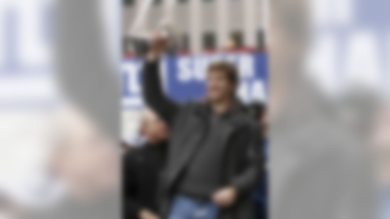 NEW YORK - FEBRUARY 05: New York Giants quarterback Eli Manning holds up the Vince Lombardi trophy during the New York Giants Superbowl XLII victory parade February 5, 2008 in New York City. (Photo by Chris McGrath/Getty Images)