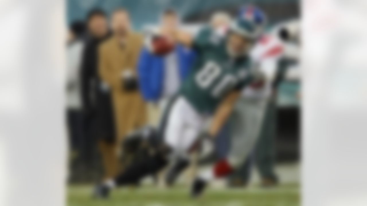 PHILADELPHIA - DECEMBER 9: Wide receiver Kevin Curtis #80 of the Philadelphia Eagles runs with the ball during the game against the New York Giants on December 9, 2007 at Lincoln Financial Field in Philadelphia, Pennsylvania. The Giants won 16-13. (Photo by Drew Hallowell/Getty Images)