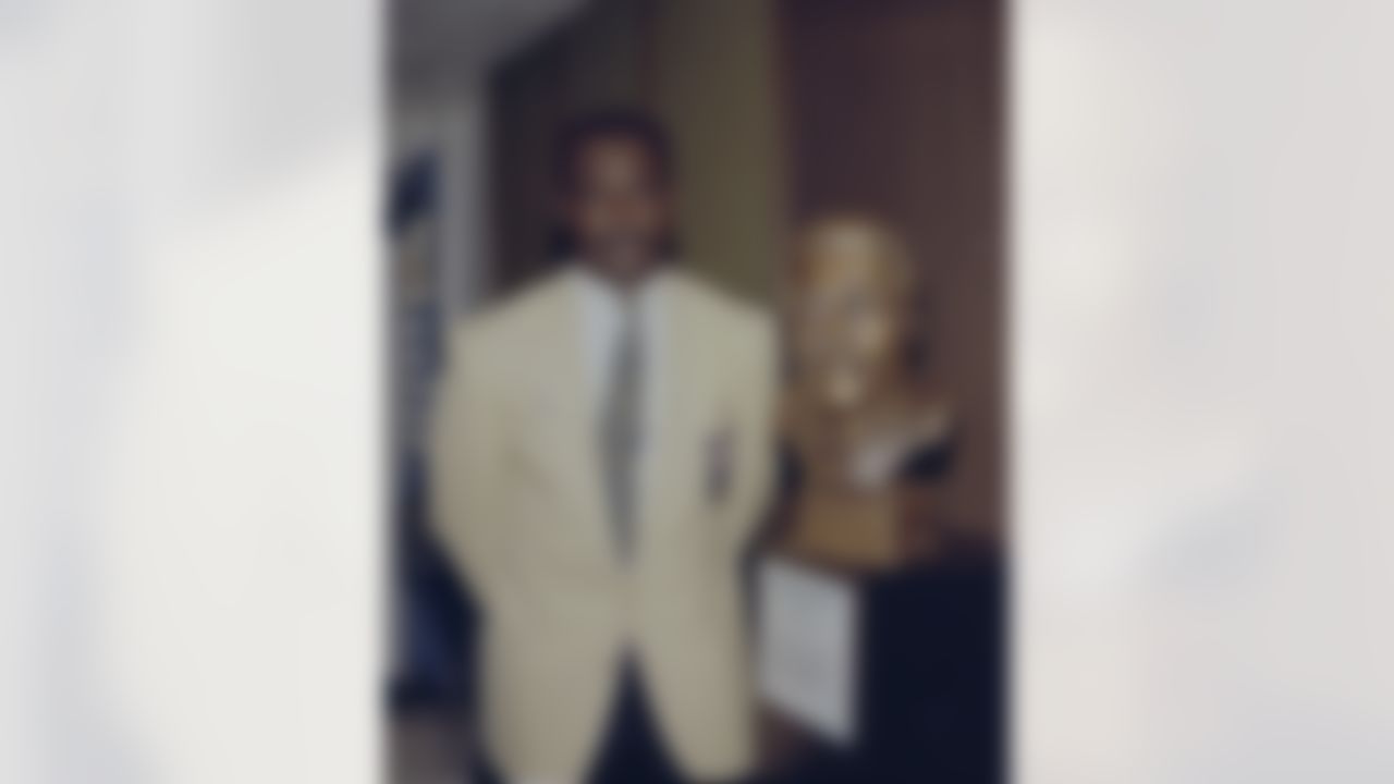 Walter Payton poses with his bust during induction ceremony into the Pro Football Hall of Fame on July 31, 1993 at Fawcett Stadium in Canton, Ohio. (Pro Football Hall of Fame)