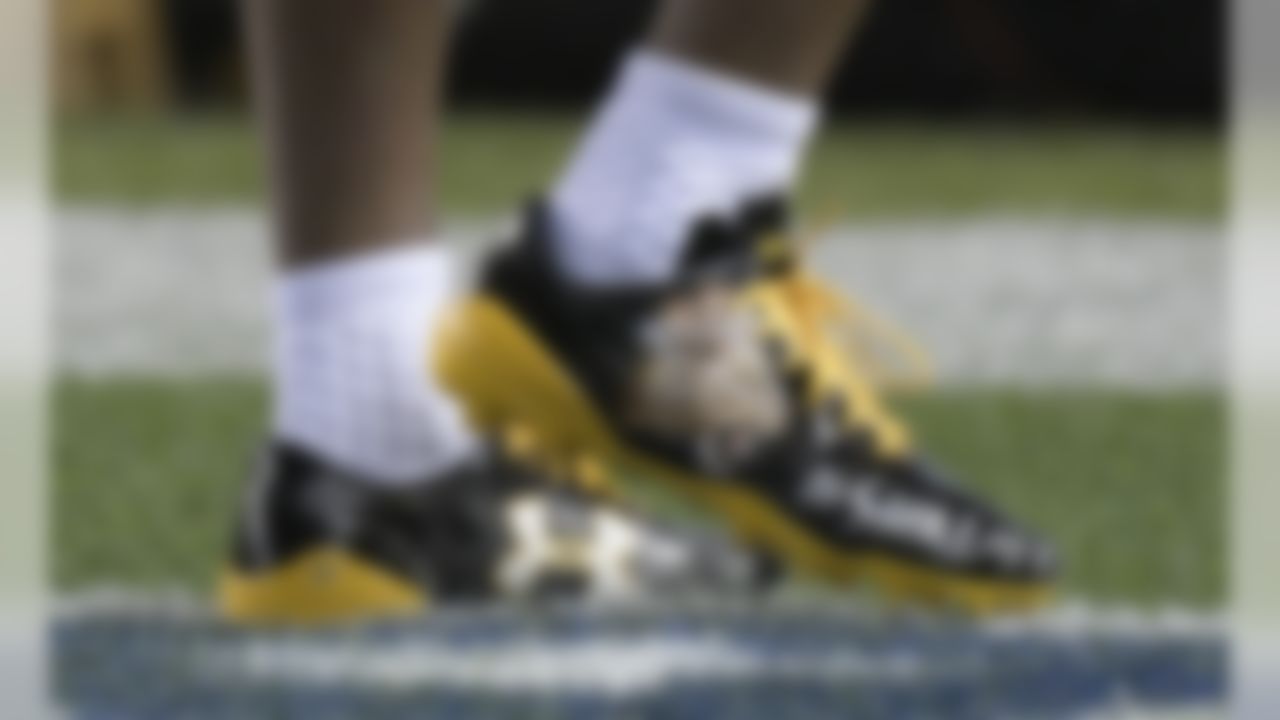 Pittsburgh Steelers strong safety Sean Davis warms up wearing shoes in support of Steelers' Ryan Shazier, who suffered a spinal cord injury in last week's game against the Cincinnati Bengals, before an NFL football game in Pittsburgh, Sunday, Dec. 10, 2017.