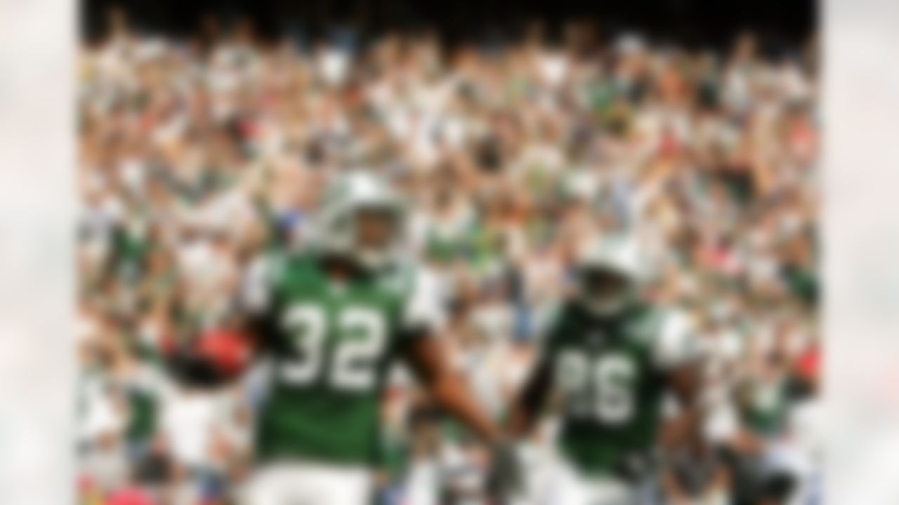 EAST RUTHERFORD, NJ - OCTOBER 01: Running back, Kevin Barlow #32 of the New York Jets runs in for a touchdown next to teammate Chris Baker #86 in the second quarter of the game against the Indianapolis Colts on October 1, 2006 at Giants Stadium in East Rutherford, New Jersey. Photo by Al Bello/Getty Images.