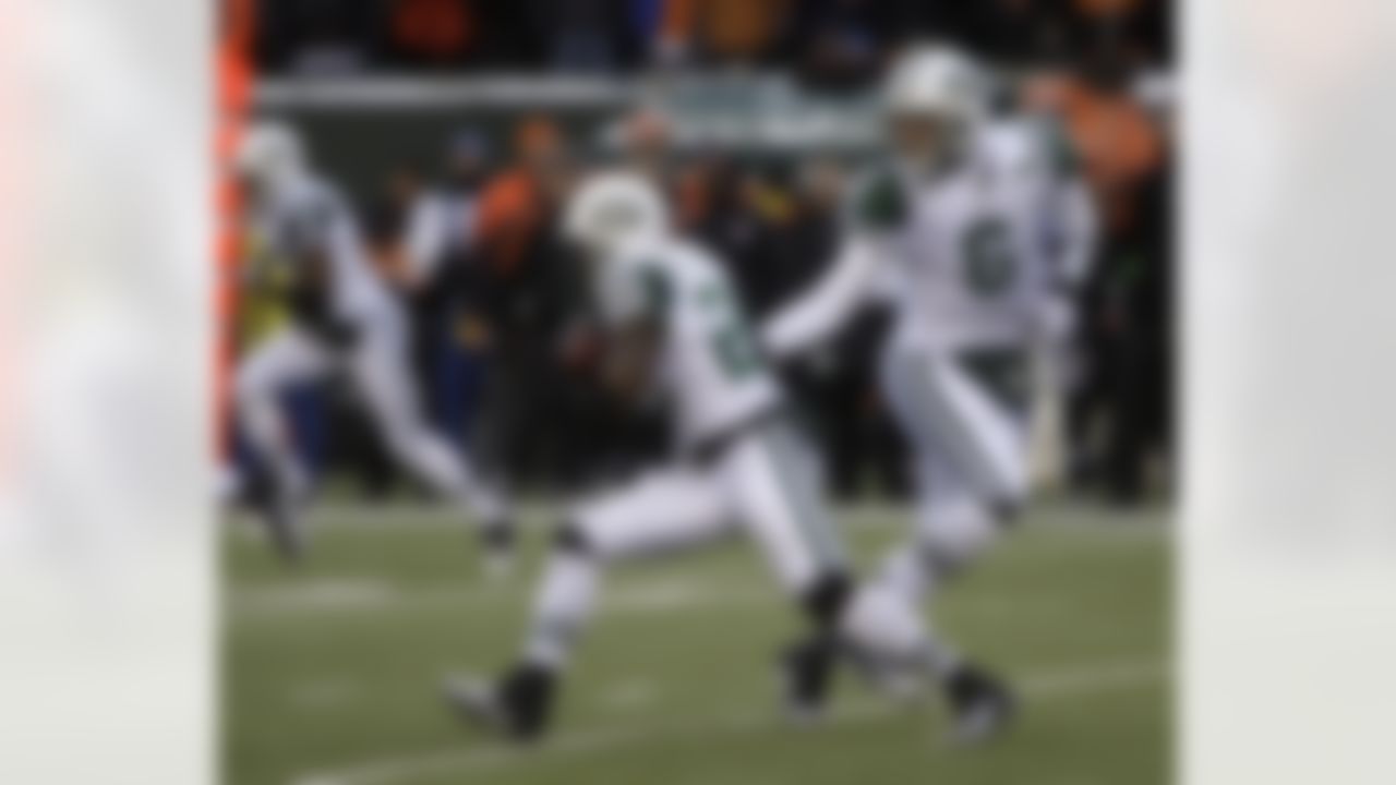 New York Jets quarterback Mark Sanchez (6) hands off to running back Thomas Jones )20) in the first half of an NFL wild-card playoff football game against the Cincinnati Bengals, Saturday, Jan. 9, 2010, in Cincinnati. (AP Photo/Al Behrman)
