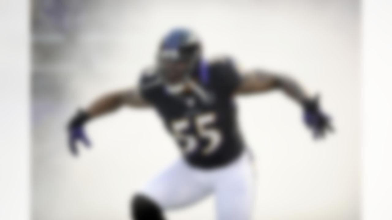 Baltimore Ravens outside linebacker Terrell Suggs reacts to his introduction before the first half of an NFL football game against the Pittsburgh Steelers in Baltimore, Sunday, Dec. 2, 2012. (AP Photo/Nick Wass)