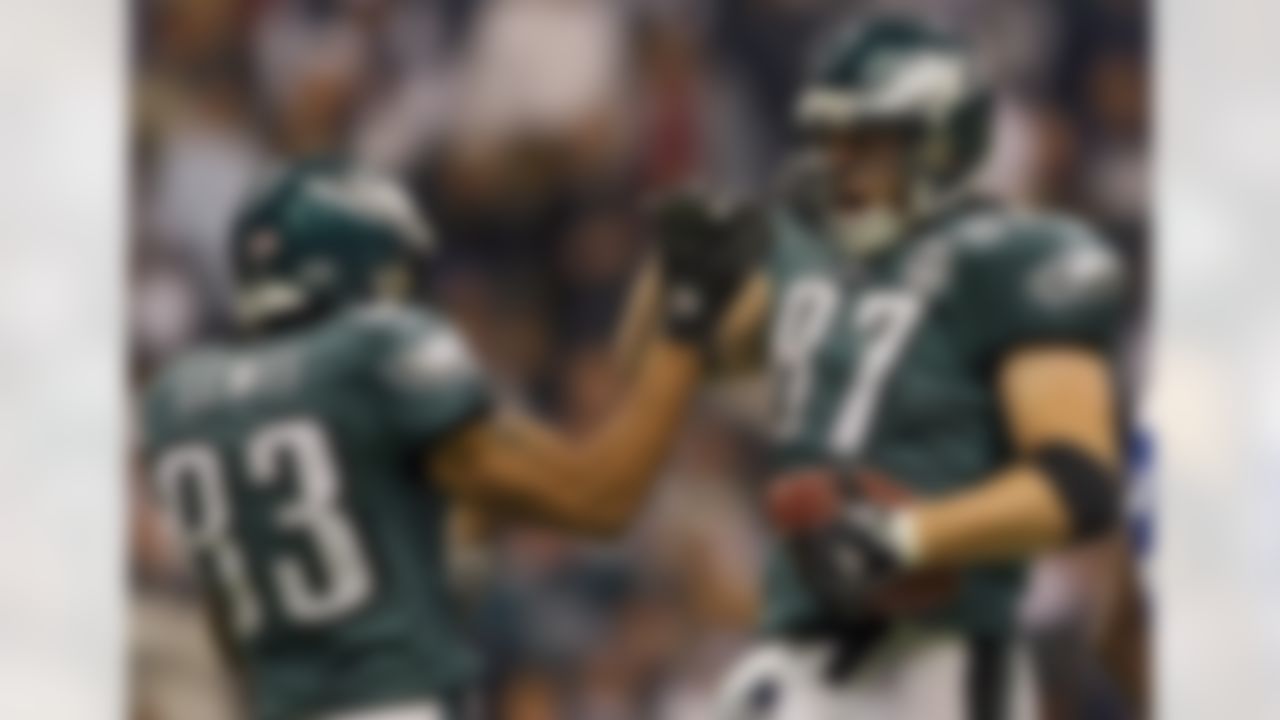 IRVING, TX - DECEMBER 16: Greg Lewis #83 and Brent Celek #87 of the Philadelphia Eagles celebrate during the game against the Dallas Cowboys on December 16, 2007 at Texas Stadium in Irving, Texas. The Eagles won 10-6. (Photo by Drew Hallowell/Getty Images)
