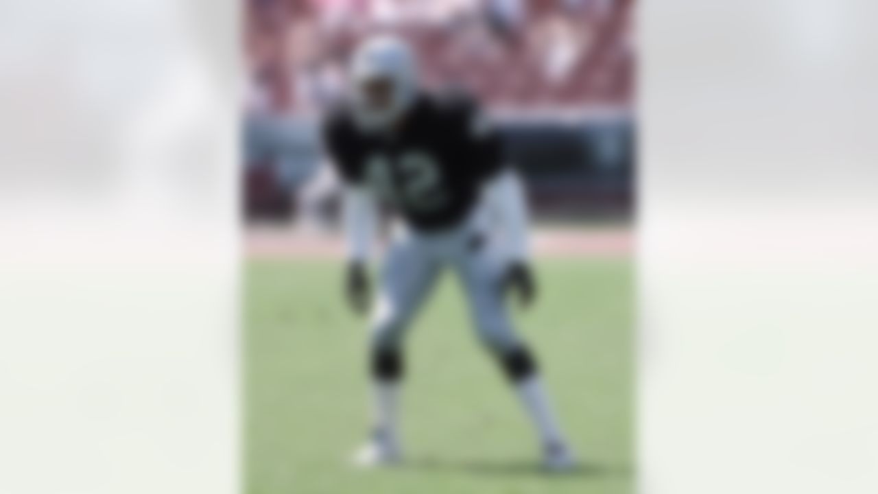 Los Angeles Raiders safety Ronnie Lott (42) lines up in the secondary during an NFL preseason game against the Houston Oilers at the Los Angeles Coliseum, Aug. 29, 1992. The Raiders defeated the Oilers 30-26. (AP Photo/Kevin Terrell)