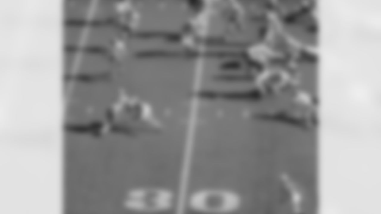 Miami running back Jim Kiick breaks Dallas' Chuck Howley's tackle as he picks up a good gain during the Super Bowl in New Orleans, Jan. 16, 1972. Other Dallas players Cornell Green (34) and Larry Cole (63). (Associated Press)