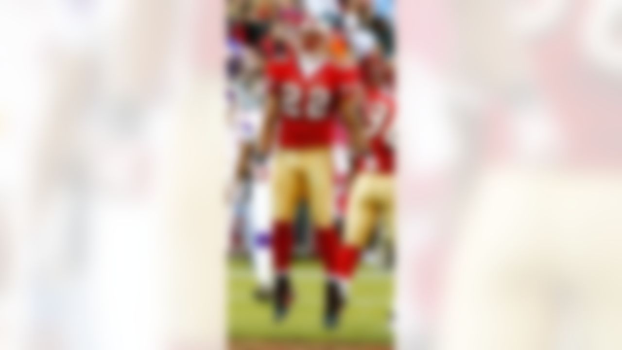 SAN FRANCISCO - DECEMBER 9: Cornerback Nate Clements #22 of the San Francisco 49ers celebrates after making a play in 27-7 loss to the Minnesota Vikings at Monster Park December 9, 2007 in San Francisco, California. (Photo by Kevin Terrell/Getty Images)