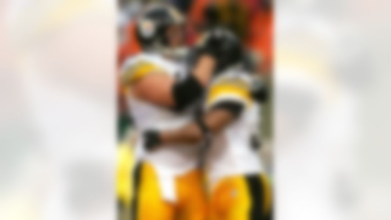 CINCINNATI - DECEMBER 31: Jeff Hartings #64 of the Pittsburgh Steelers congratulates Willie Parker #39 after Parker scores a touchdown against the Cincinnati Bengals on December 31, 2006 at Paul Brown Stadium in Cincinnati, Ohio. The Steelers defeated the Bengals 23-17. Photo by Getty Images.