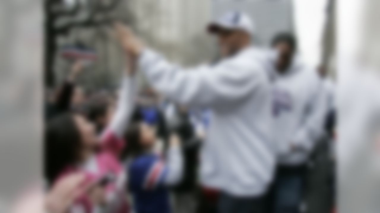 NEW YORK - FEBRUARY 5: New York Giants wide receiver Amani Toomer high fives fans as he makes his way to the stage during a ceremony a ceremony honoring the team February 5, 2008 in New York City. The Giants beat the New England Patriots in Super Bowl XLII 17-14 on Sunday. (Photo by Julie Jacobson-Pool/Getty Images)