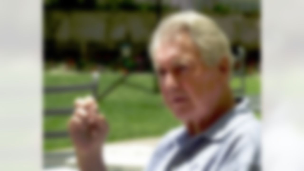 Pat Summerall, lead play-by-play announcer for the NFL on Fox Sports, announces his retirement during a news confrence Monday July 24, 2000, in the Century City section of Los Angeles. The 2001-02 season will mark Summerall's 50th and final year with the NFL, as a player and a brodcaster.(AP Photo/Nick Ut)
